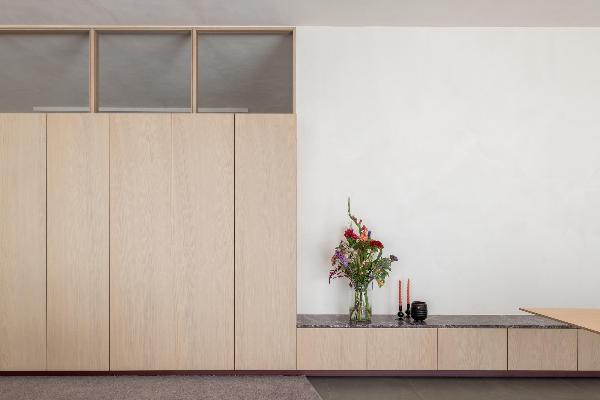 Inrichting woonkamer - keukeninrichting - maatwerk woonkamer roze - timmer ateljé - marke
