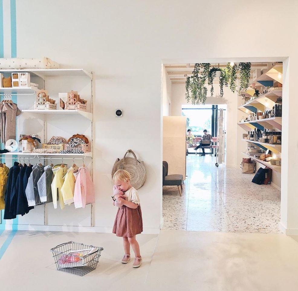 Winkelinrichting - interieur winkel op maat - maatwerk kledijwinkel - maatwerk kinderwinkel - interieurinrichting winkel - timmer ateljé - kortrijk marke