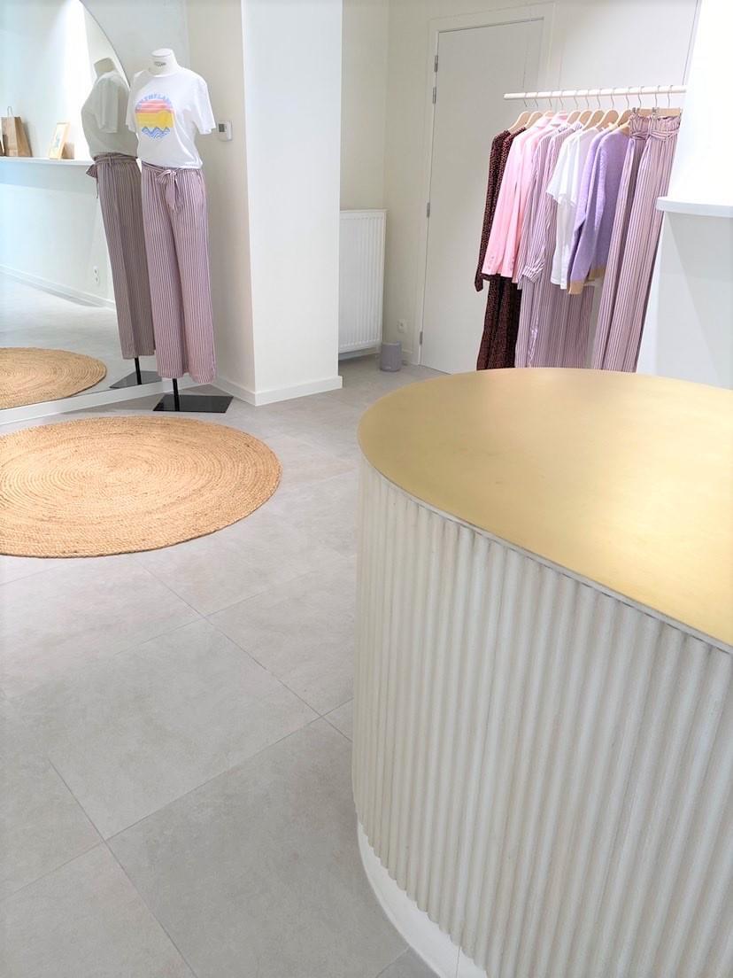 Winkelinrichting - interieur winkel op maat - maatwerk kledijwinkel - maatwerk - interieurinrichting winkel - timmer ateljé - kortrijk marke
