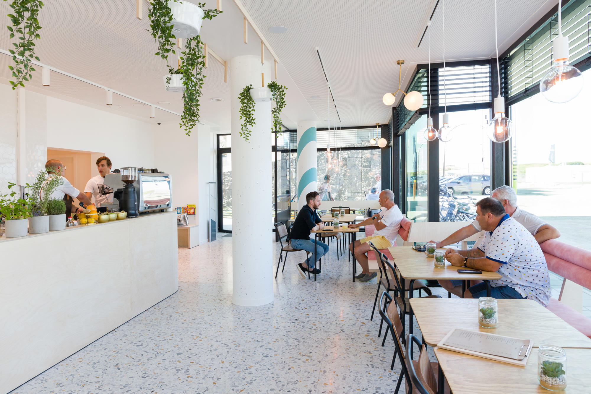 Winkelinrichting - interieur winkel op maat - maatwerk kledijwinkel - maatwerk kinderwinkel - interieurinrichting winkel - timmer ateljé - kortrijk marke